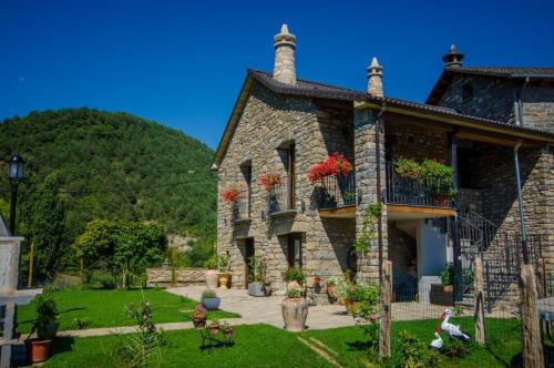 Fachada vista de al lado - Casa Rural Fuertes (1)