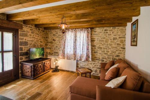 Sala de estar vista del sofa - Casa Rural Fuertes