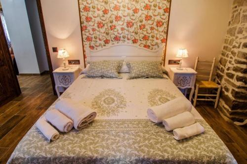 Habitación grande vista de la cama - Casa Rural Fuertes