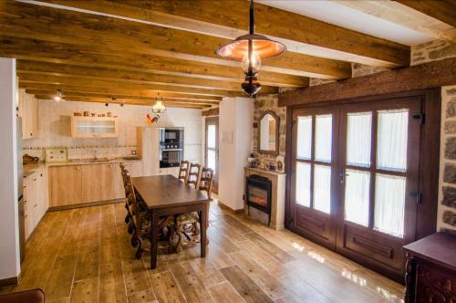 Sala de estar vista a la cocina - Casa Rural Fuertes