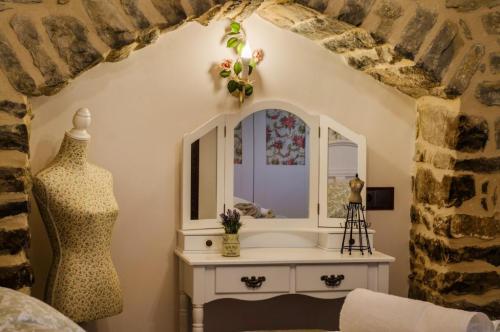 Habitación grande con espejo - Casa Rural Fuertes