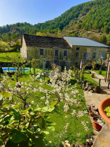 Fachada a unos metros de la llegada - Casa Rural Fuertes